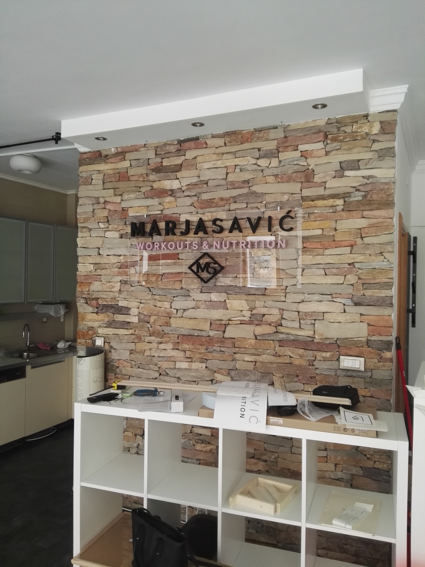 D logotip na providnom kliritu MS D logotip na providnom kliritu MS