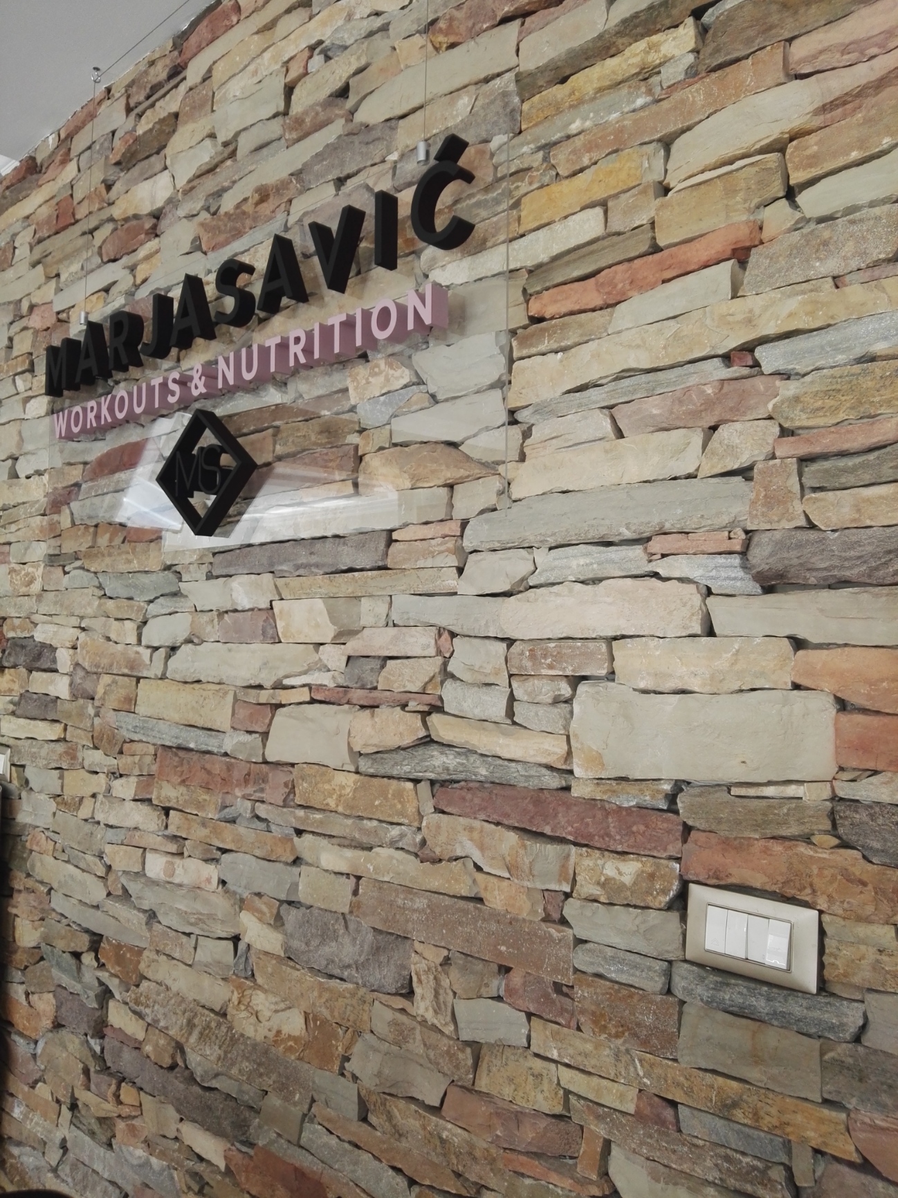 D logotip na providnom kliritu MS D logotip na providnom kliritu MS