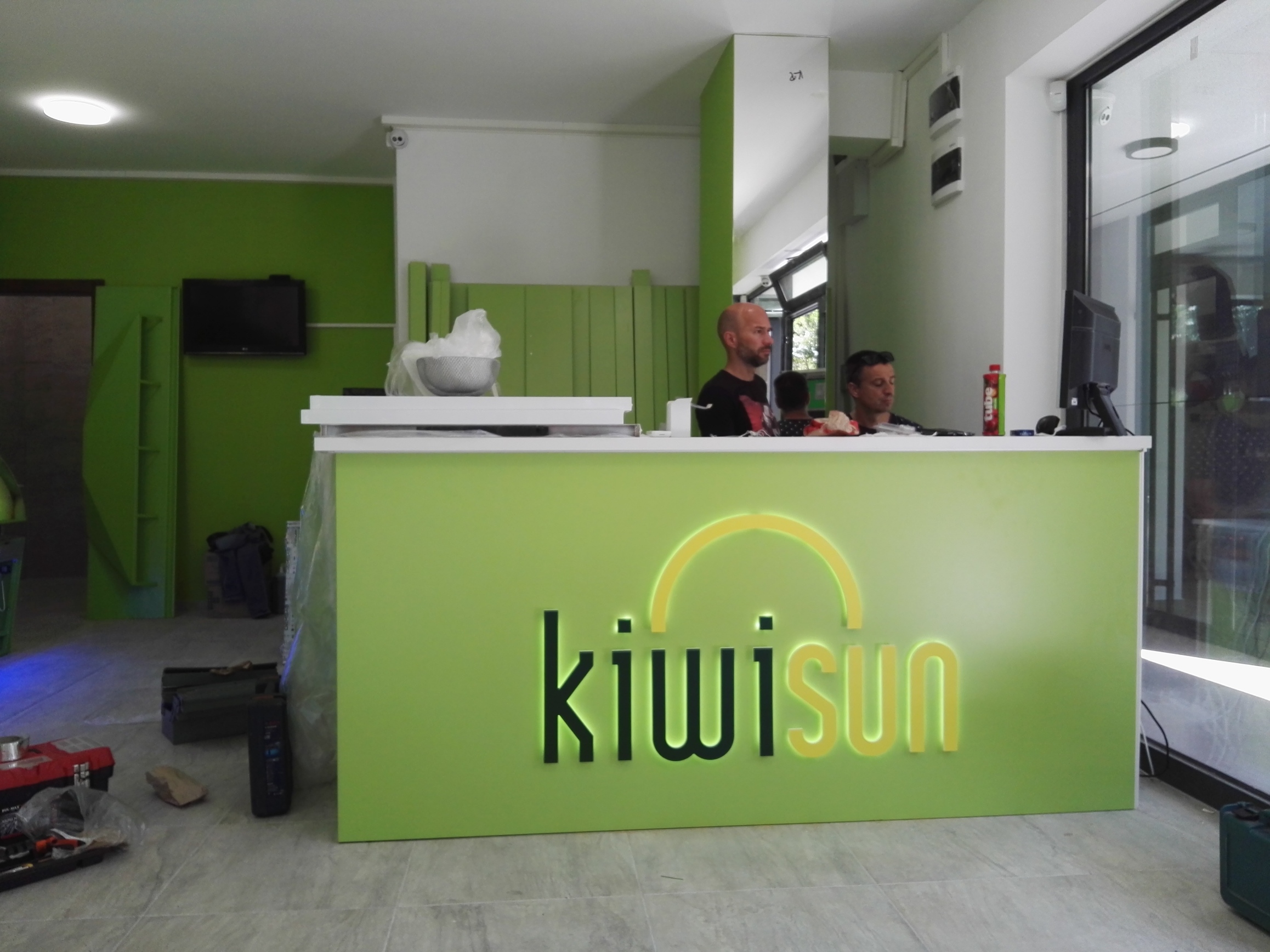 D logotip od klirita na pultu Kiwi D logotip od klirita na pultu Kiwi