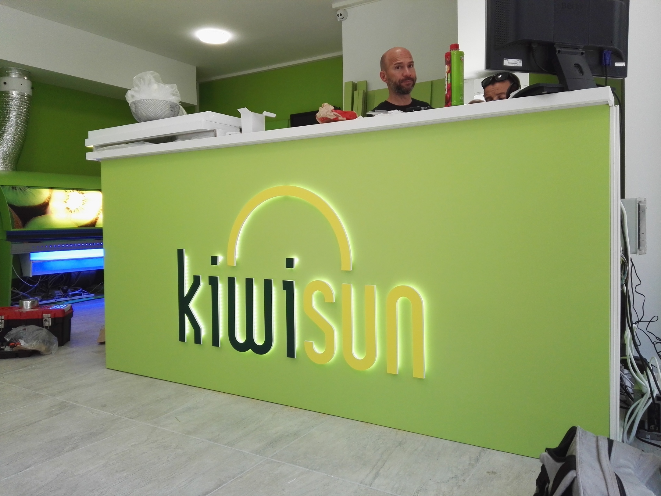 D logotip od klirita na pultu Kiwi D logotip od klirita na pultu Kiwi