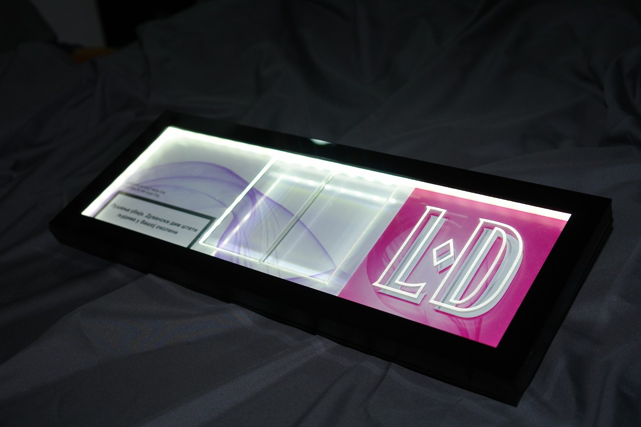 Hand presenter x Hand presenter x